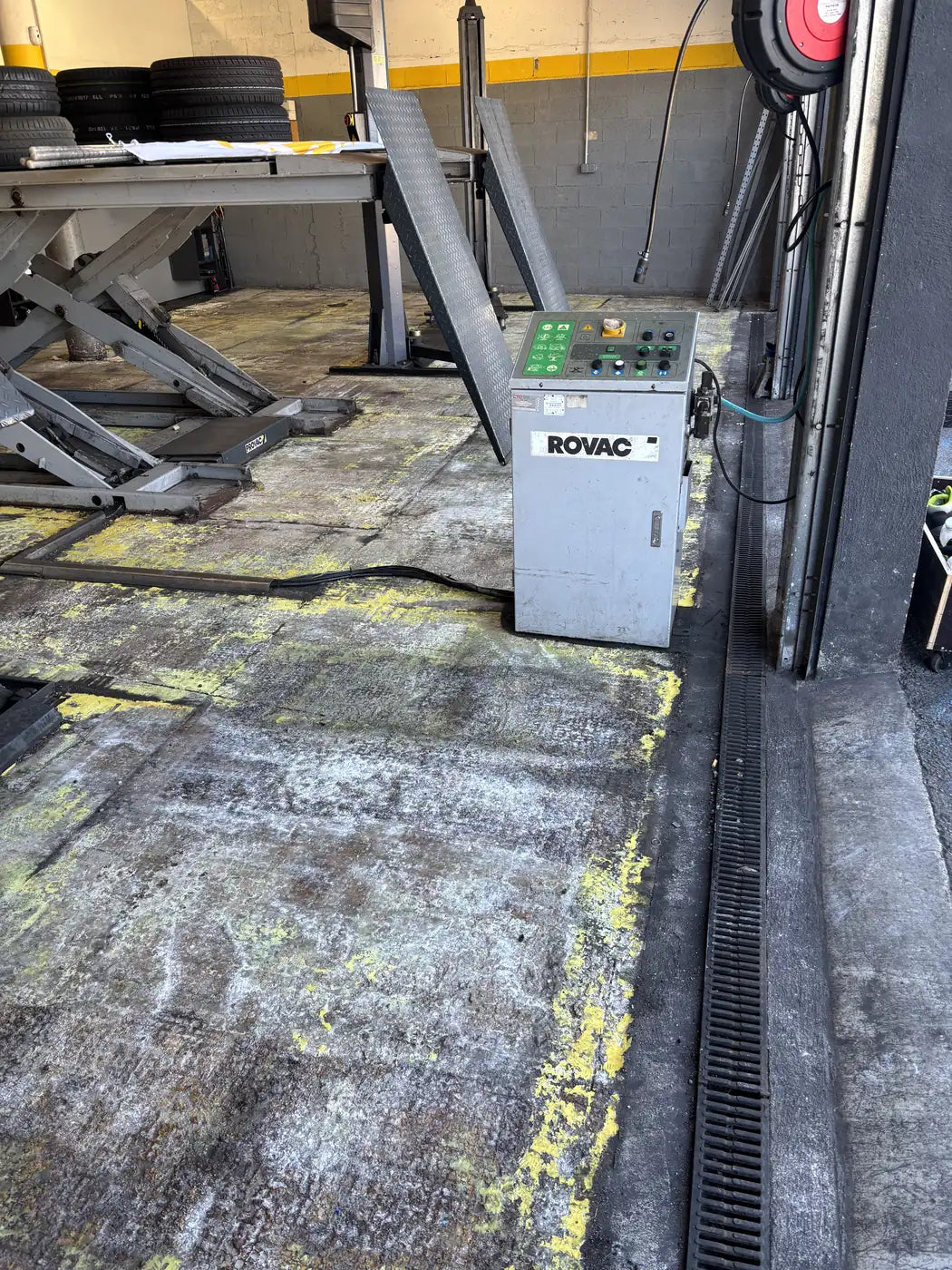 Sol d'atelier MIDAS avant grenaillage : béton gras et taché impossible à coller en l'état