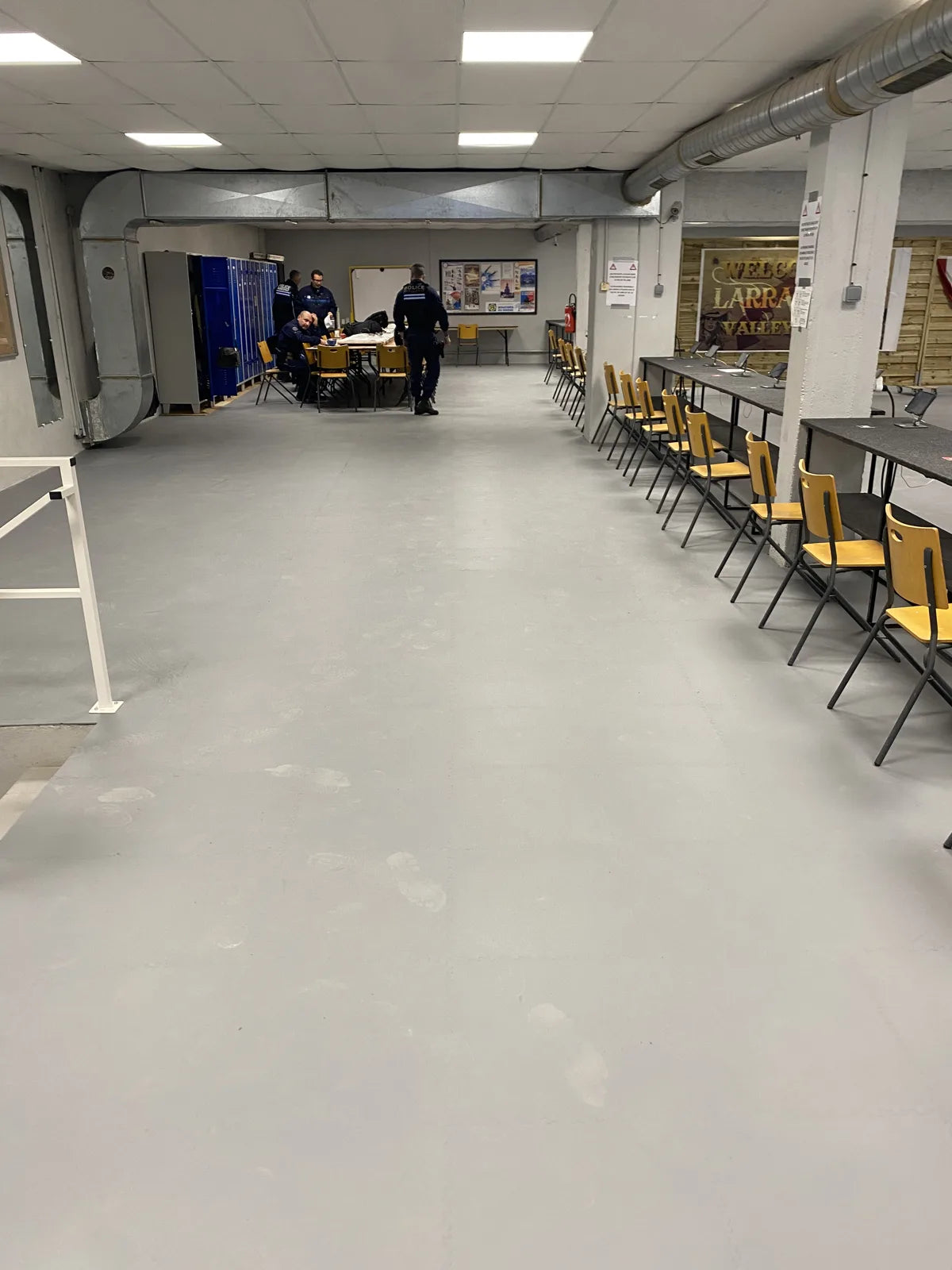 Allée du stand de tir Provence Nemrod après travaux : sol uniforme gris clair en dalles clipsables ULTIMA INDUSTRY