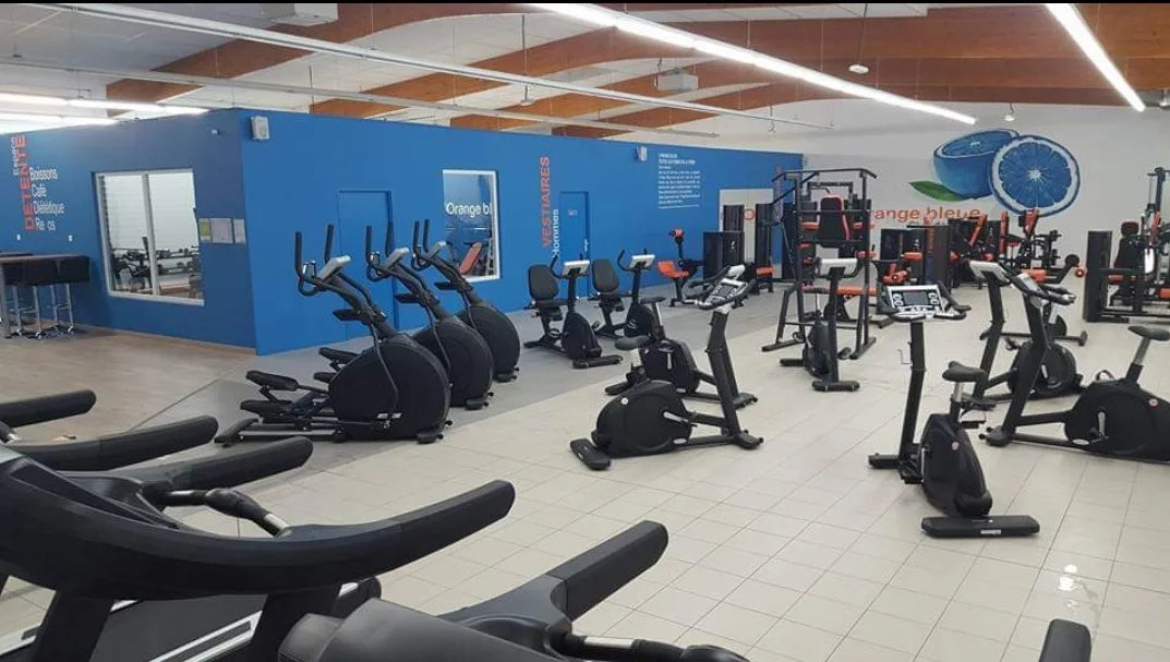 L'Orange bleue Agen avant travaux : ancien carrelage clair sous les appareils de cardio