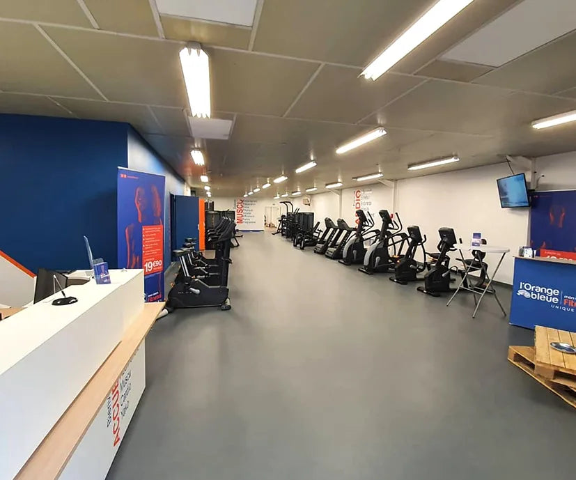 Accueil et espace cardio L'Orange bleue Agen sur dalles ULTIMA INDUSTRY gris foncé