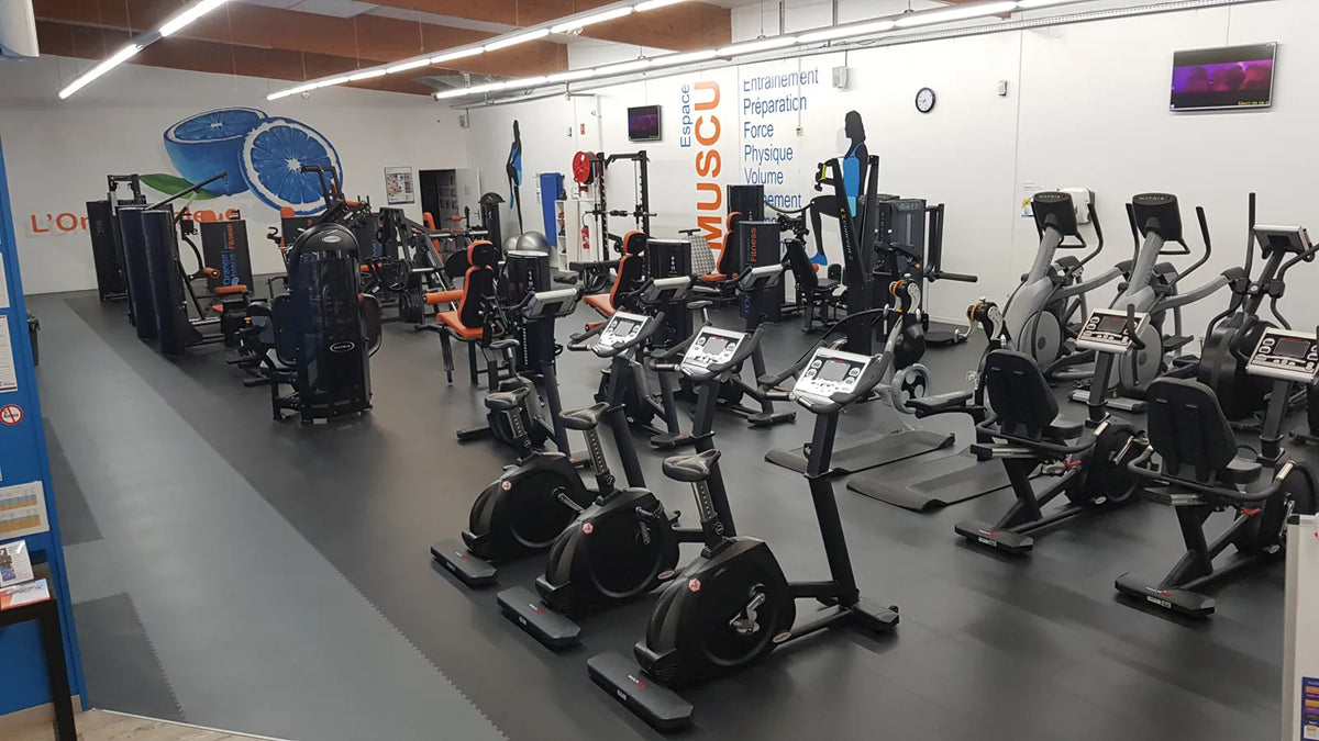 L'Orange bleue Agen : espace cardio sur dalles ULTIMA INDUSTRY noir et gris foncé