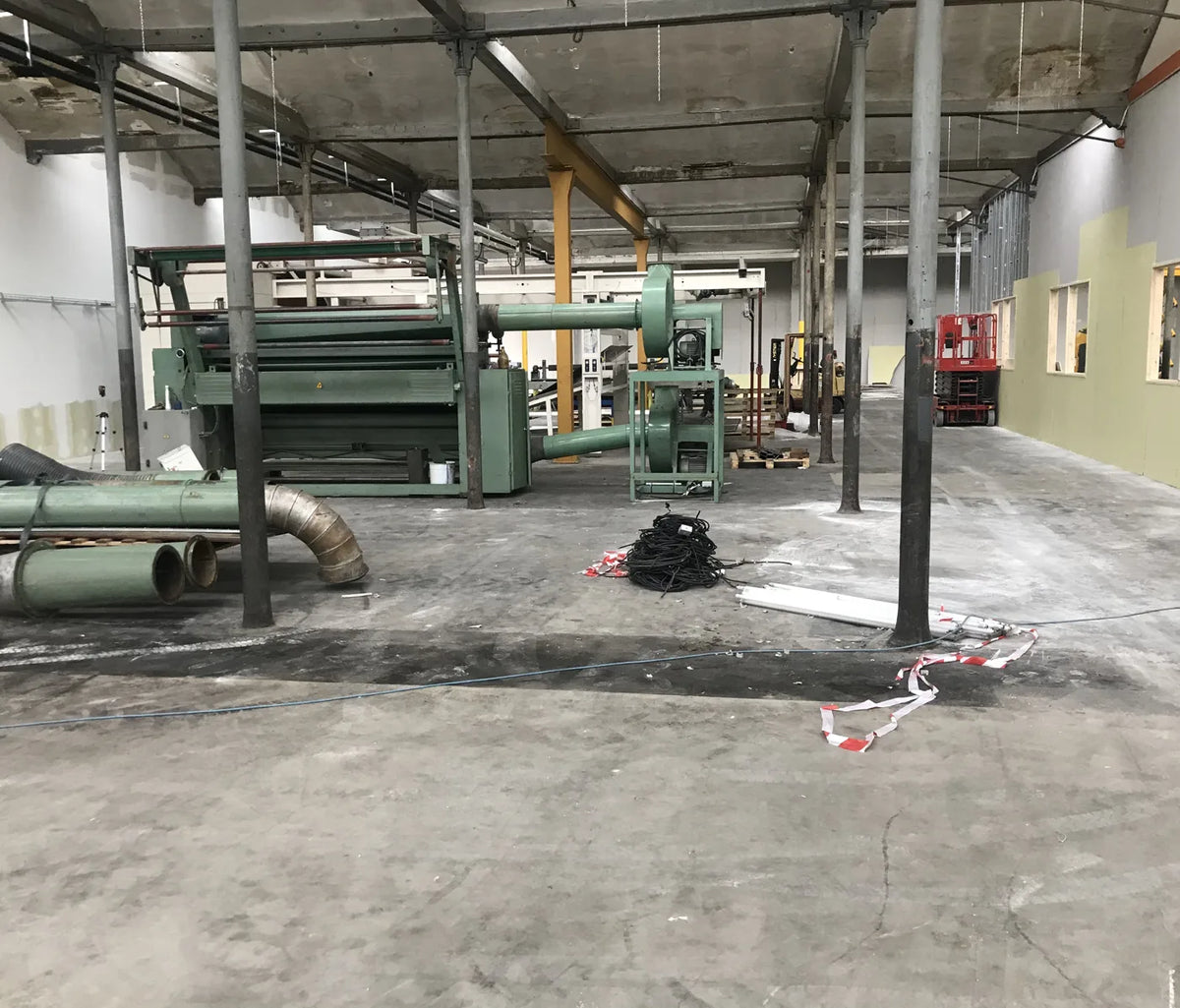 Poyet Motte avant travaux : atelier de production sur béton usé et taché