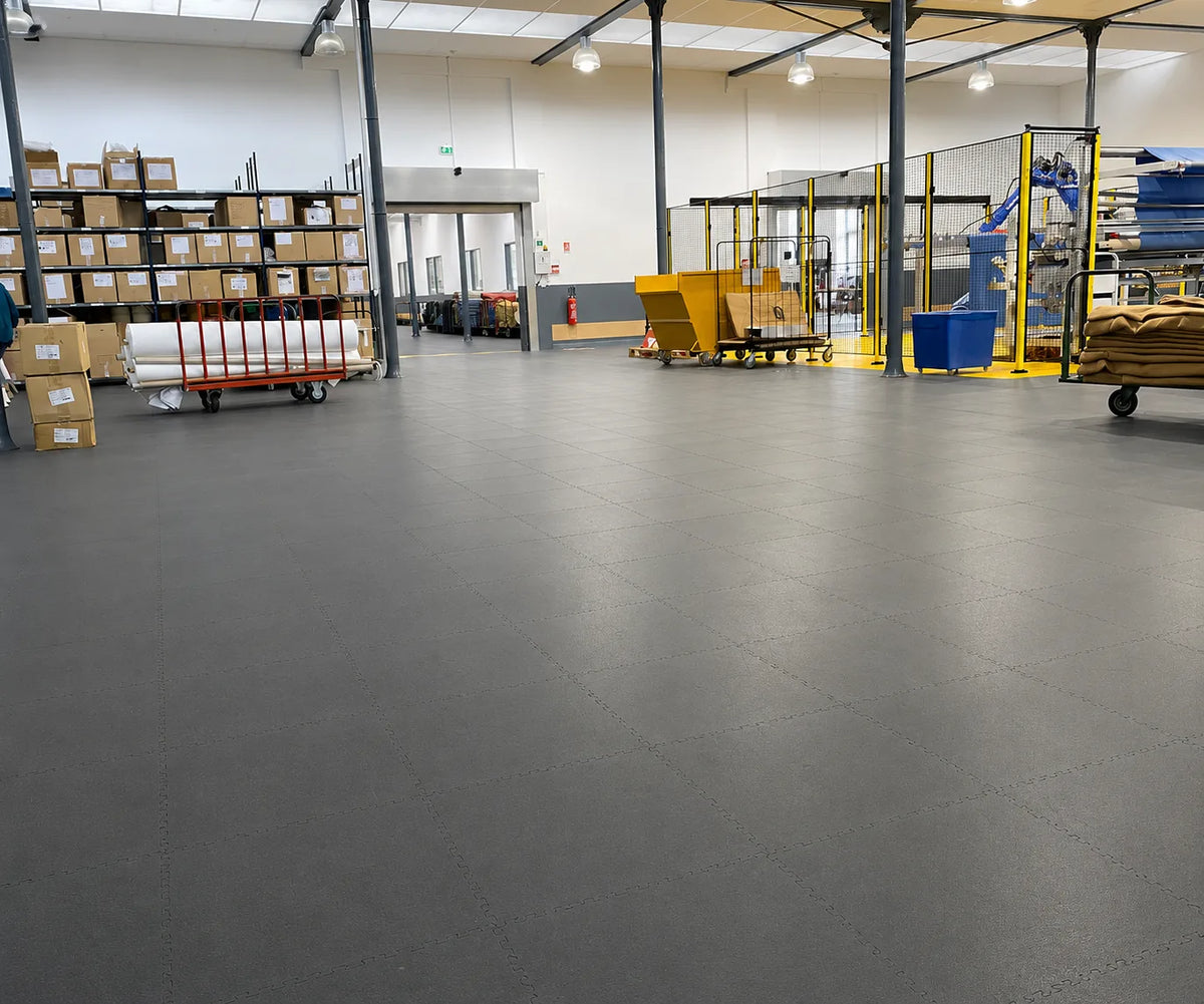 Poyet Motte : atelier de production en dalles ULTIMA ULTRA PURE gris foncé