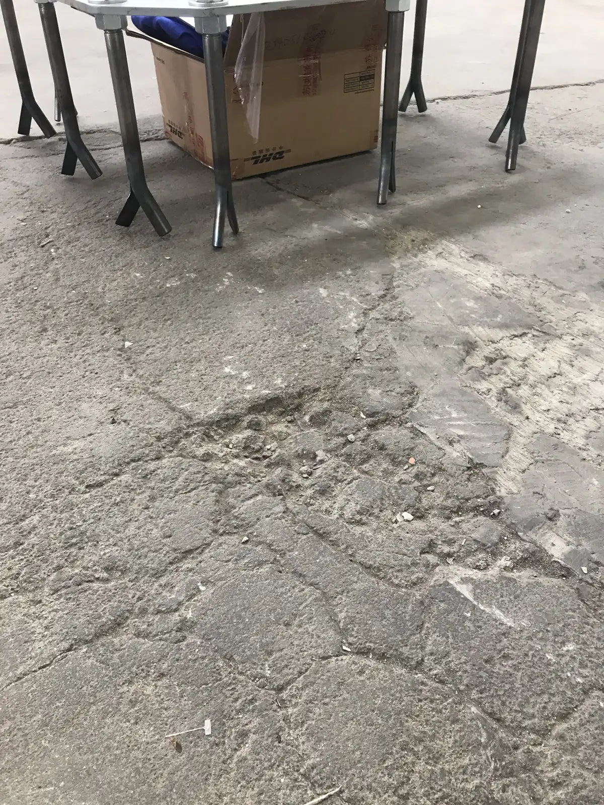 Poyet Motte avant travaux : béton fissuré et arraché au quai