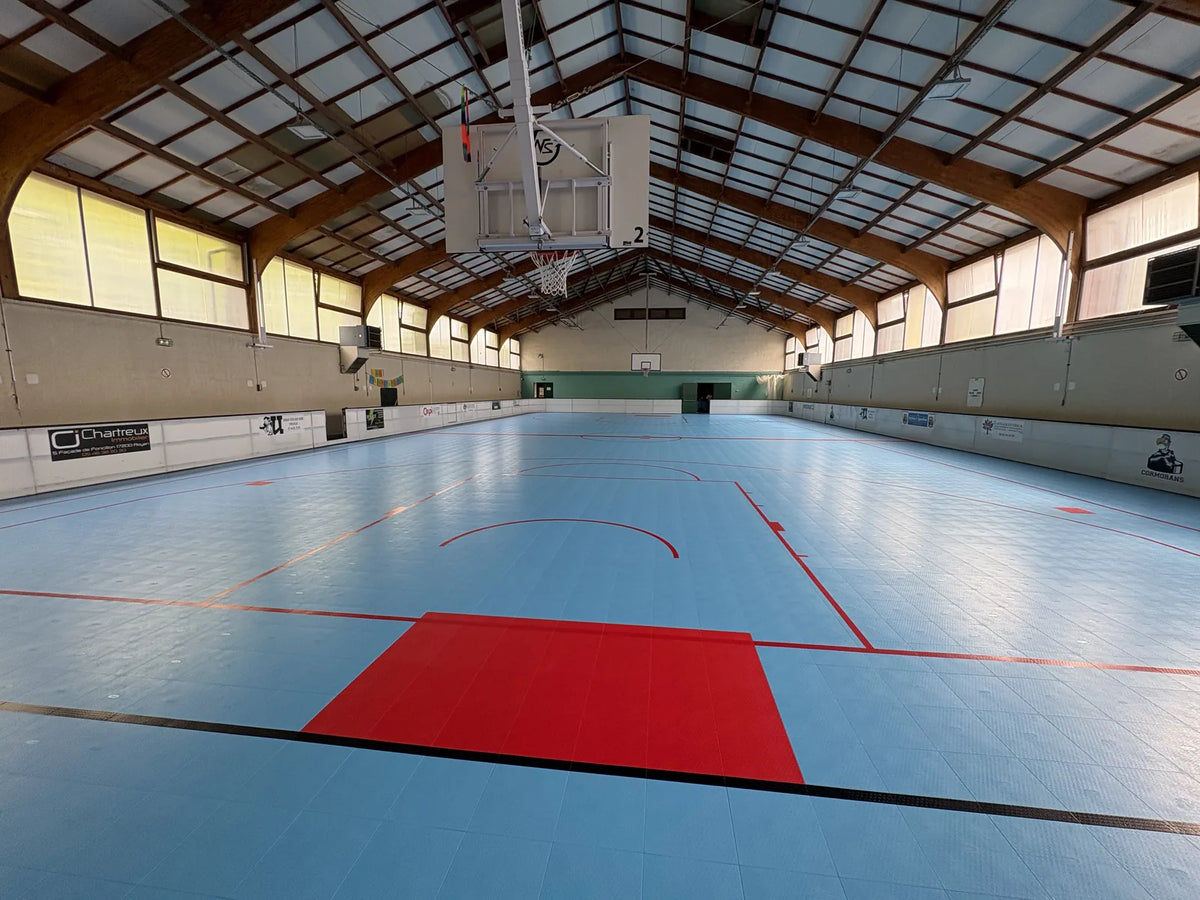 Gymnase de Royan après pose : 700 m² de dalles STILMAT R-EVO bleu ciel avec marquage roller-hockey rouge