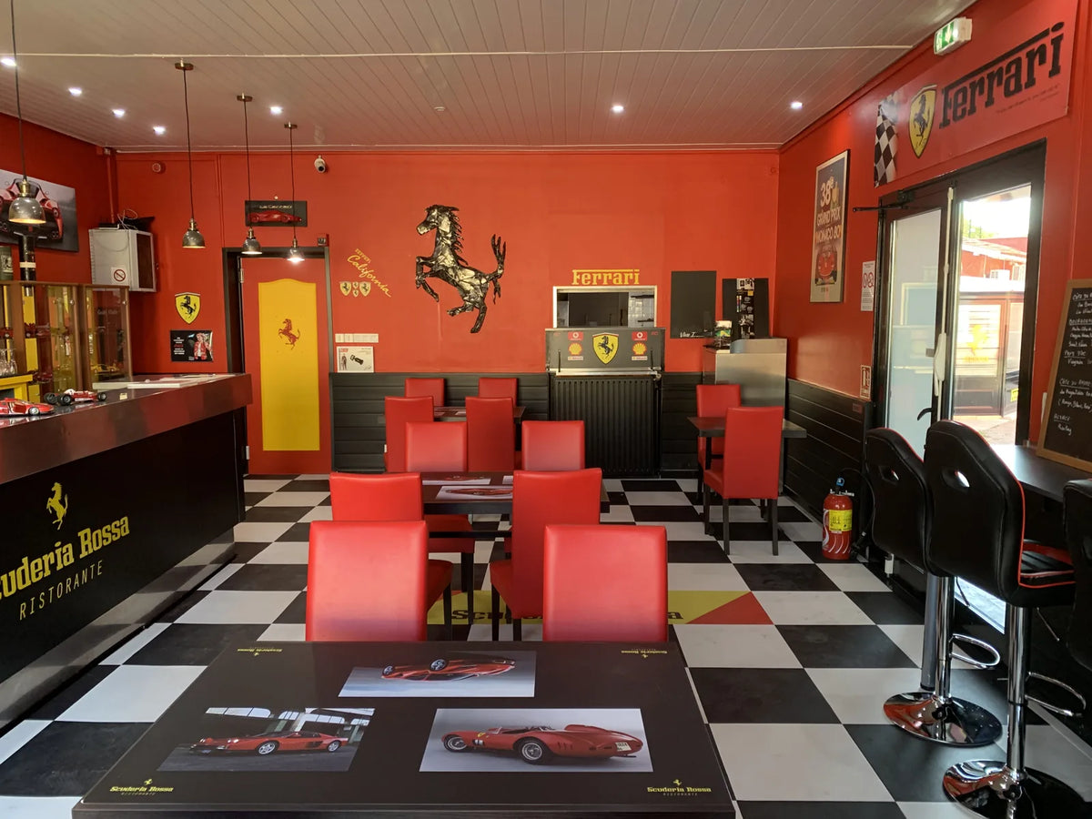 Restaurant Scuderia Rossa (38) : salle en damier de dalles ULTIMA JOINTS INVISIBLES noir et blanc