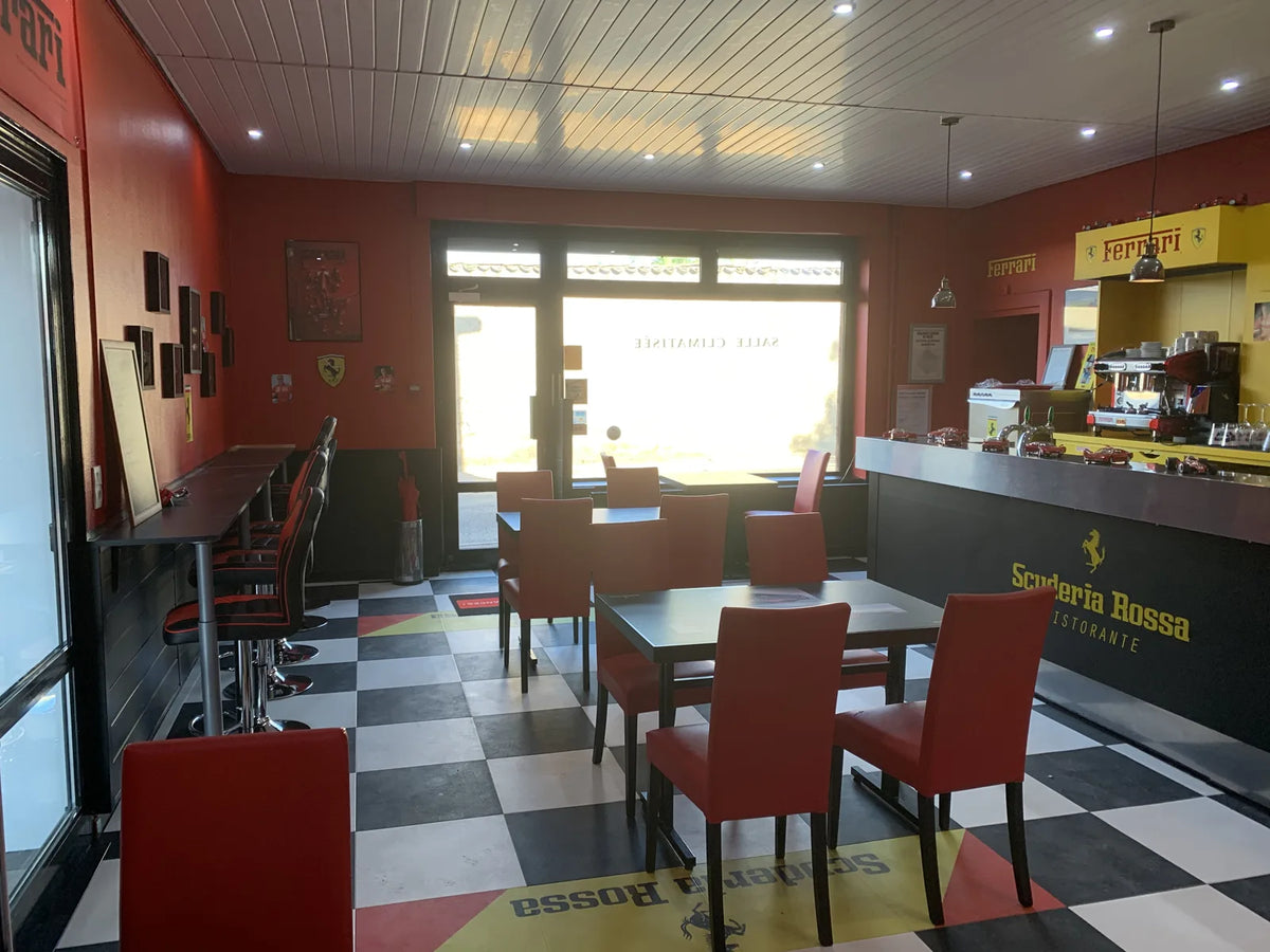 Scuderia Rossa : logo du restaurant imprimé sur les dalles au sol