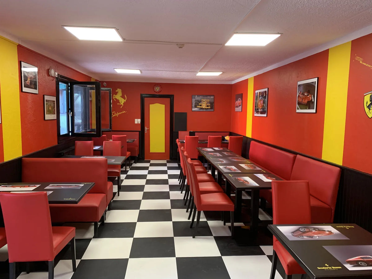 Scuderia Rossa : grande salle en damier noir et blanc, dalles collées