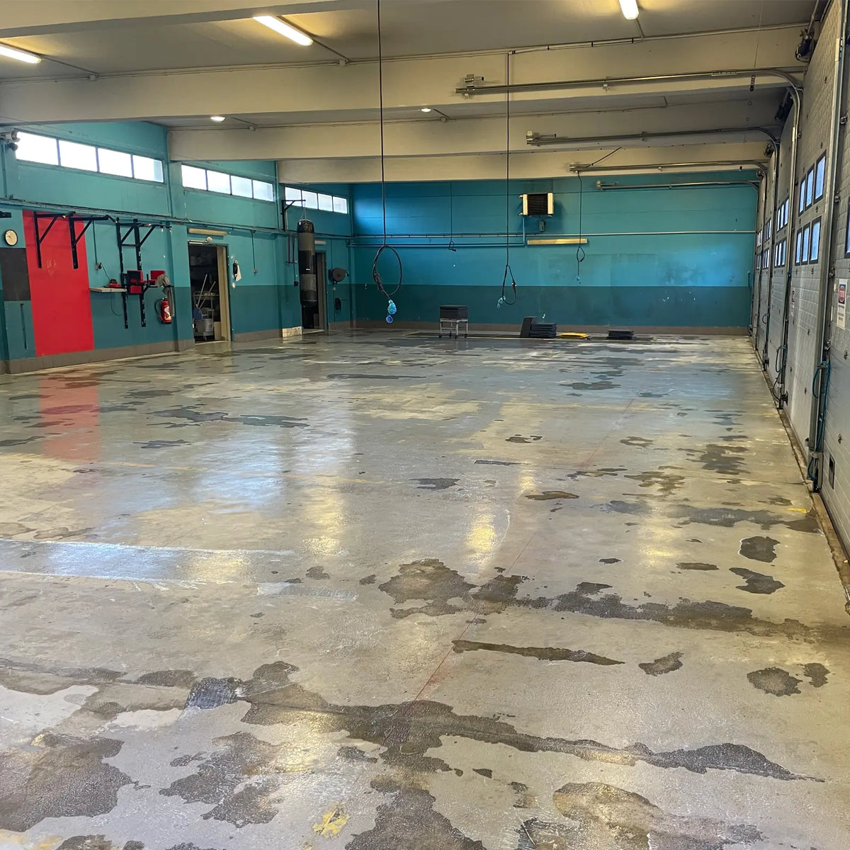 Remise de la caserne SDIS 95 avant travaux : résine vieillissante écaillée
