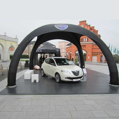 Sol MOSOLUT EVENT sous une arche gonflable avec une voiture exposée en extérieur
