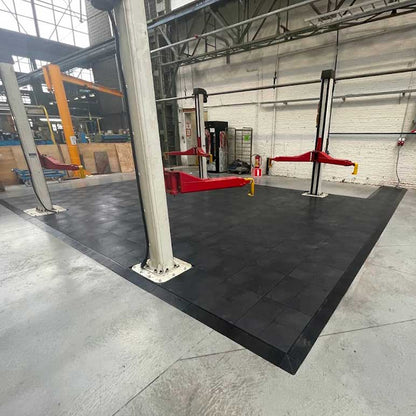 Sol MOSOLUT EVENT dans un hall industriel