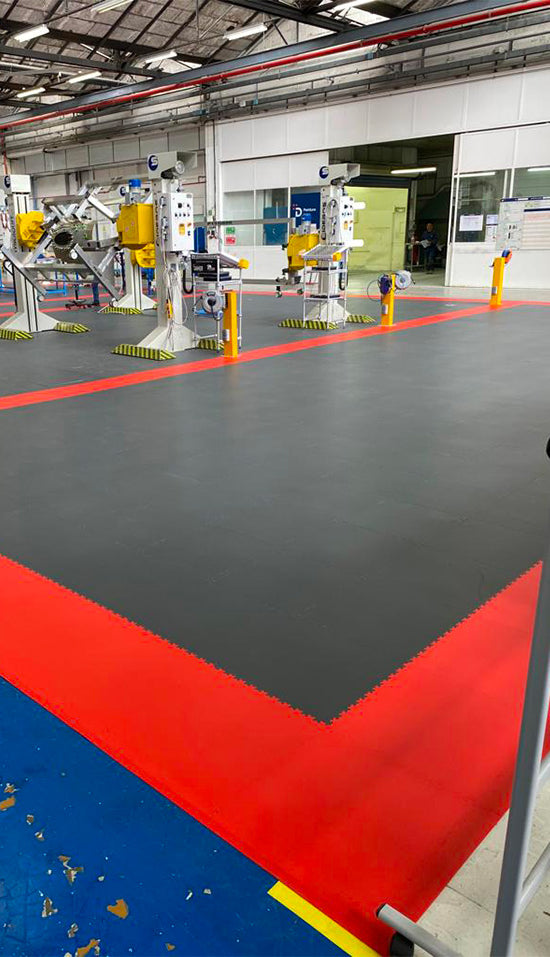 DAHER après pose : dalles PVC ULTIMA INDUSTRY gris foncé avec zonage rouge