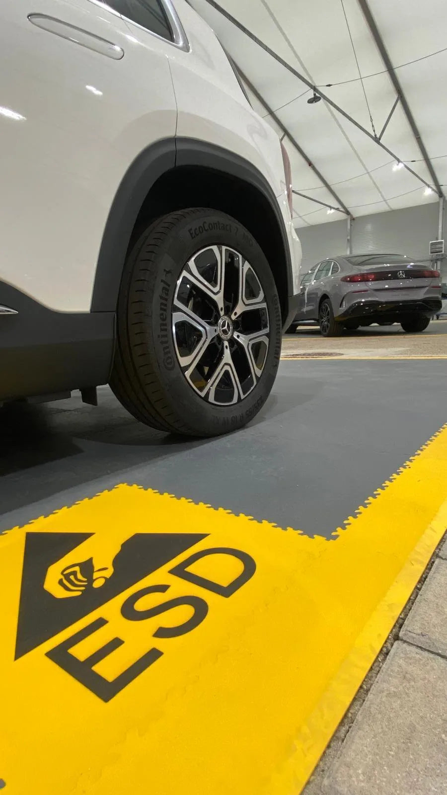 Pictogramme ESD au sol sur bordure jaune, zone protégée du hall Mercedes-Benz