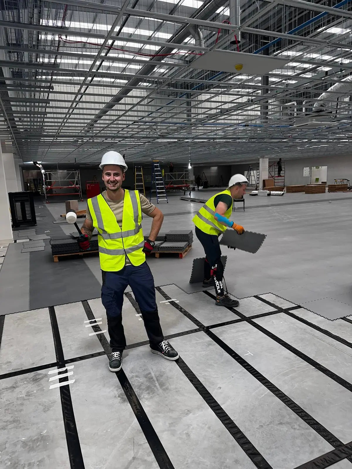 Équipe de pose de l'usine MOSAIK sur le chantier de sol ESD aux Pays-Bas