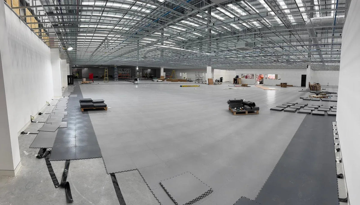 Plateau de 2 400 m² en dalles PVC ESD gris clair et gris foncé en cours de pose, Pays-Bas