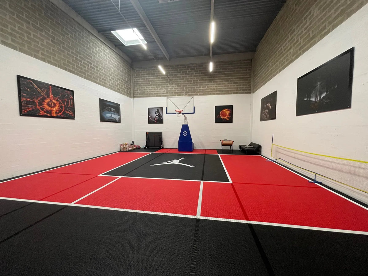 Terrain de basket en dalles BERGO ULTIMATE rouge et noir, vue vers le panier