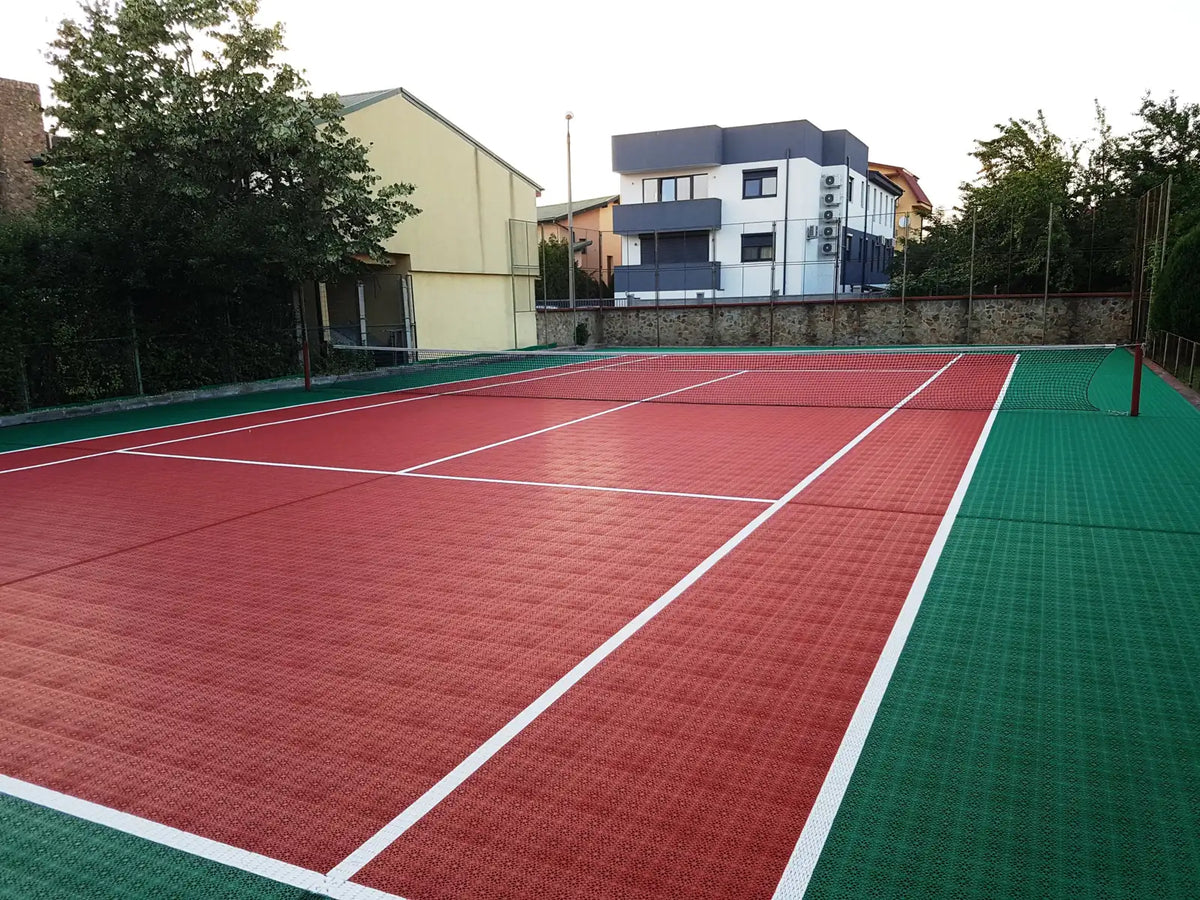 Terrain de tennis après pose : 654 m² de dalles BERGO ULTIMATE rouge et vert, lignes blanches intégrées
