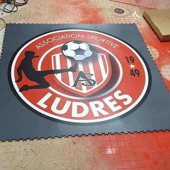 LOGO STAMPATO SU PIASTRELLE IN PVC